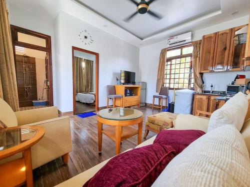 Coin salon dans l'établissement Home Stay Sen biển