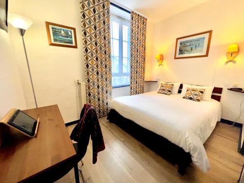 Ένα ή περισσότερα κρεβάτια σε δωμάτιο στο L'Hôtel de Loctudy