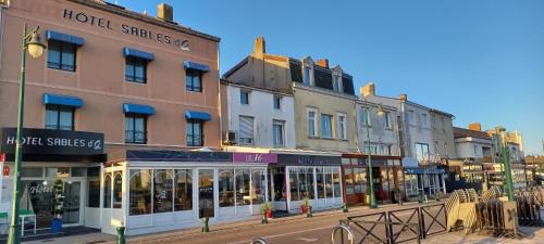 uma linha de edifícios numa rua da cidade em Hôtel SABLES D'O et son restaurant LE 16 BIS em Les Sables-dʼOlonne