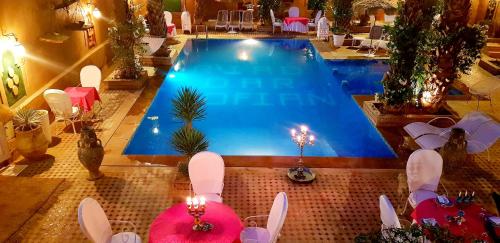 uma vista superior de uma piscina num hotel em Riad Dar Sofian em Zagora