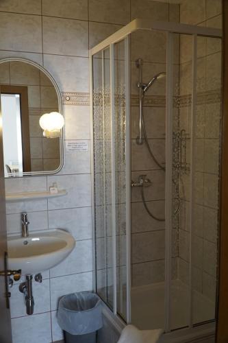 a bathroom with a shower and a sink at Pension-Ferienwohnung Rotar in Faak am See
