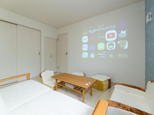 een kamer met 2 bedden en een tafel en stoelen bij Kinugawa Station Front room C in Nikko