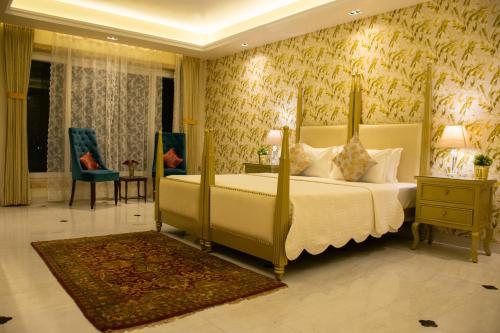 Giường trong phòng chung tại Dileep Kothi - A Royal Boutique Luxury Suites in Jaipur