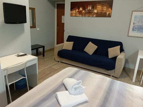 uma sala de estar com um sofá azul e uma mesa em NEW PARADISE em Roma