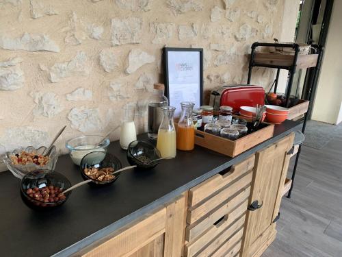 een bar met kommen eten en drinken erop bij MAS aux CEDRES in Lioux