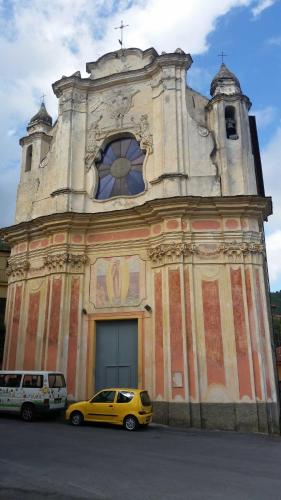 a yellow car parked in front of a church at Ferienhaus in Vasia Imperia für bis zu 4 Personen in Vasia