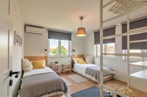 1 dormitorio con 2 camas y ventana en City Garden Apartment en Poreč