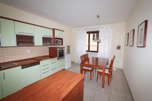 eine Küche und ein Esszimmer mit einem Tisch und Stühlen in der Unterkunft Apartmán U krále - 1 in Jičín