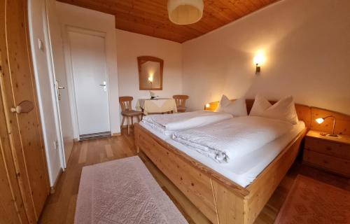 Postel nebo postele na pokoji v ubytování Reiterhof Edelweiss