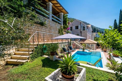 בריכת השחייה שנמצאת ב-Luxury Beachfront Villa Dubrovnik Palace with private pool and jacuzzi by the beach in Dubrovnik או באזור