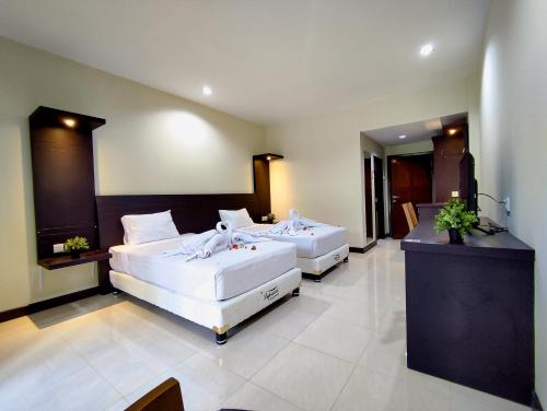 duas camas num quarto de hotel com duas em Crystal City Hotel em Mataram