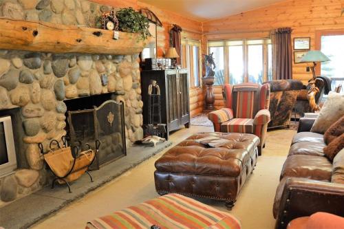 Creekside, Dog Friendly Lone Pine Lodge with Hot Tub by AAA Red Lodge Rentals