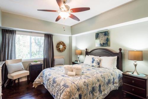 Llit o llits en una habitació de 123 Forest Beach Villas