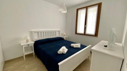sypialnia z łóżkiem i dwoma ręcznikami na nim w obiekcie Casa Perla w mieście Favignana