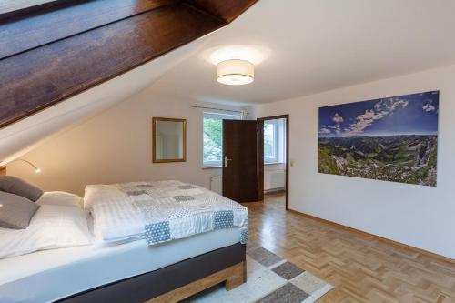 a bedroom with a large bed in a room at Neue 97,5 qm Ferienwohnung, Balkon und Parkplatz in Isny im Allgäu