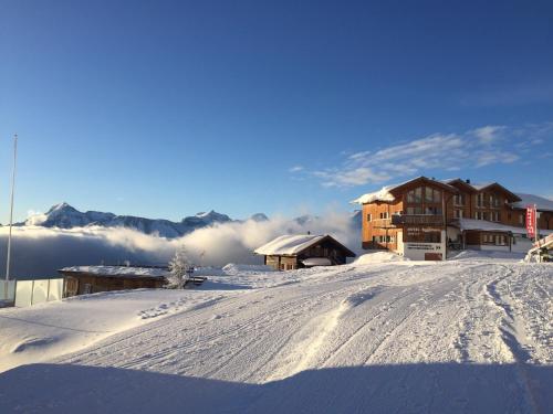 eine Skihütte im Schnee an einer Skipiste in der Unterkunft Nido Alpino Fiescheralp in Fiesch