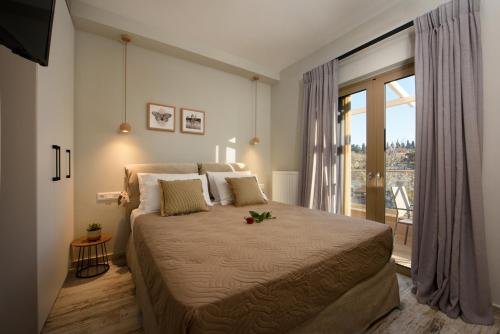 Posteľ alebo postele v izbe v ubytovaní Efilenia Luxury Villas