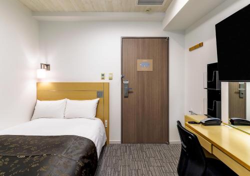 Un pat sau paturi într-o cameră la APA Hotel Kamata-Ekimae