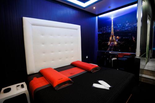 Habitación con cama y vistas a la torre Eiffel. en Motel Venus Santiago, en Luou