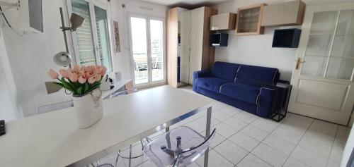 Il comprend une cuisine et un salon doté d'un canapé bleu. dans l'établissement Alery apartment Nice terrace AC wifi by Affitto-Nizza, à Nice