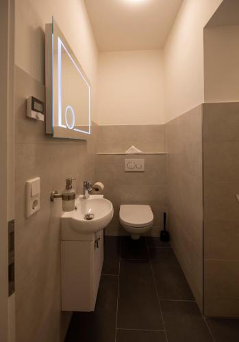 La petite salle de bains est pourvue d'un lavabo et de toilettes. dans l'établissement Apartment in zentraler Lage zur Dortmunder Innenstadt, à Dortmund