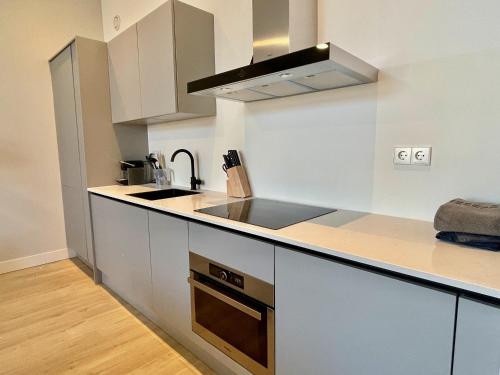 Kuchyň nebo kuchyňský kout v ubytování Fantastic 1 Bedroom Serviced Apartment 64m2 -MNL F-
