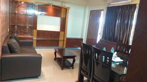 - un salon avec un canapé et une table dans l'établissement THE NISARGA GRAND, à Bangalore