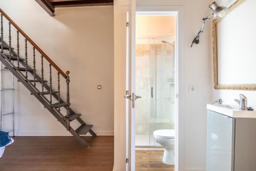 セビリアにあるGreen Apartments Minarete del Salvadorのバスルーム(シャワー、トイレ付)、階段が備わります。