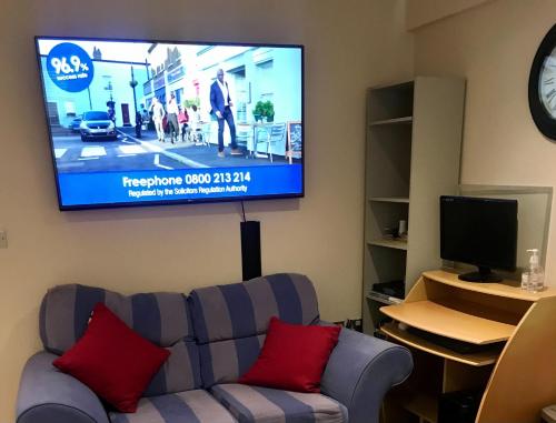 TV a/nebo společenská místnost v ubytování Central 2 Bed, 2 Bathrooms, Ground Floor Apartment with Parking