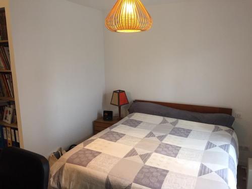 une chambre avec un lit avec une couette dessus dans l'établissement Villa aux oliviers, climatisation, piscine et barbecue, à Vallauris