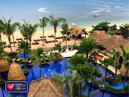 z góry widok na ośrodek z plażą w obiekcie Holiday Inn Resort Bali Nusa Dua, an IHG Hotel - CHSE Certified w mieście Nusa Dua