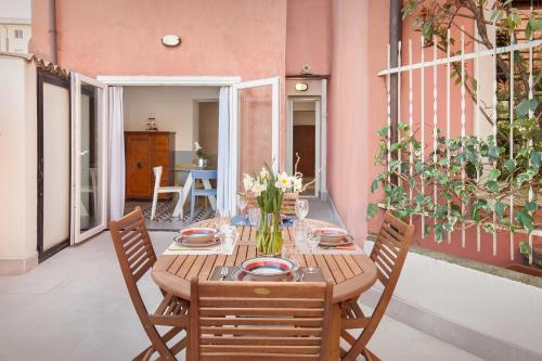 drewniany stół i krzesła na patio w obiekcie VERONA GARDEN w Weronie