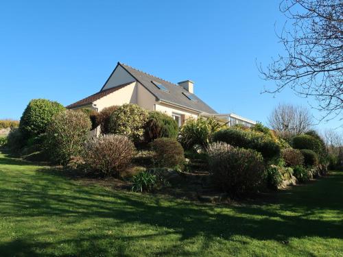 une maison avec une bande de buissons devant elle dans l'établissement Holiday Home Kerguntuil - PBU311 by Interhome, à Pleumeur-Bodou