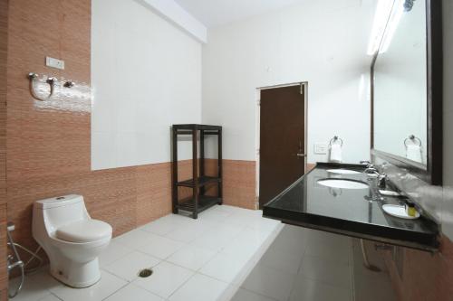 A bathroom at Satyam Palace Resort