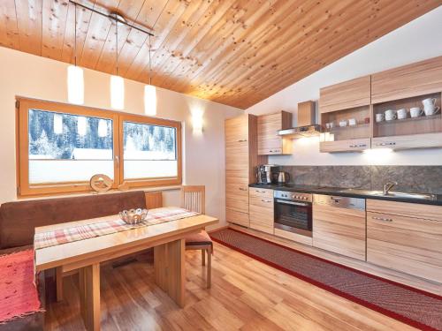 cocina con armarios de madera y mesa de madera en Apartment Agnesn-2 by Interhome, en Längenfeld