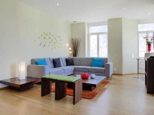 شقة سافوي إليغانس في إنترلاكن: غرفة معيشة مع أريكة وطاولة