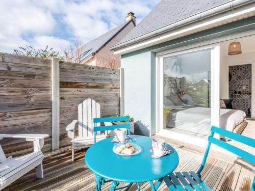 eine Terrasse mit einem blauen Tisch und Stühlen auf einer Terrasse in der Unterkunft Holiday Home Blue House - BAY403 by Interhome in Bretteville-sur-Ay