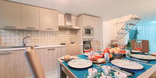 Кухня или мини-кухня в Tropea Pieno Centro Apartment
