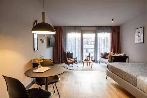 ipartment Hamburg Eimsbuettel في هامبورغ: غرفة معيشة مع سرير وطاولة