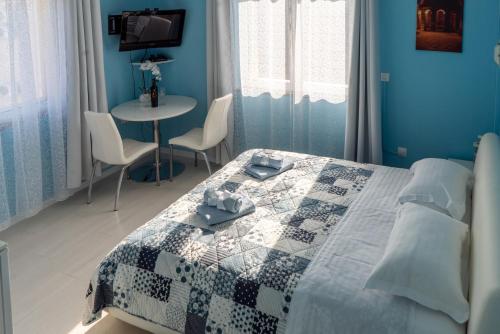 sypialnia z łóżkiem i stołem z krzesłami w obiekcie Apartments & Rooms Andrea w mieście Zadar