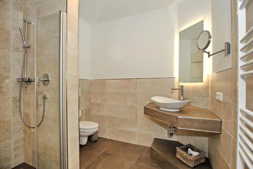 a bathroom with a toilet and a sink and a shower at Ostseewelle Wohnung 10 in Kühlungsborn