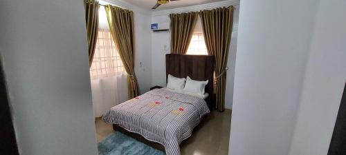Postel nebo postele na pokoji v ubytování Plot 817 Apartments Mabushi
