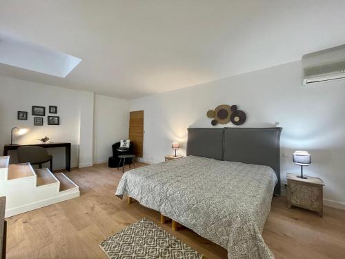 une chambre avec un lit, un bureau et une chaise dans l'établissement La Fontaine, à Cannes