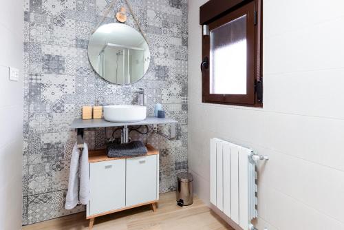 uma casa de banho com um lavatório e um espelho em Villa Maria em Múrcia