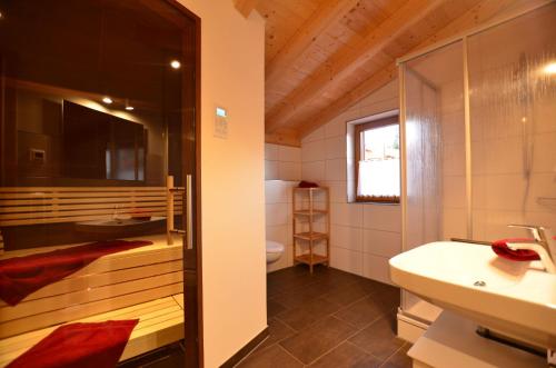 y baño con ducha, lavabo y aseo. en Feriendorf Via Claudia Haus 70 Augusta en Lechbruck