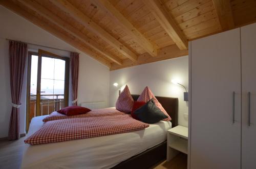 Un pat sau paturi într-o cameră la Feriendorf Via Claudia Haus 69 La Casita