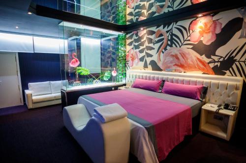 1 dormitorio con 1 cama grande con manta rosa en Motel Venus Pontevedra en Poio