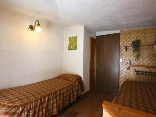 a room with two beds in a hotel room at [Ghigo di Prali] Ampio Chalet tra le Alpi in Ghigo