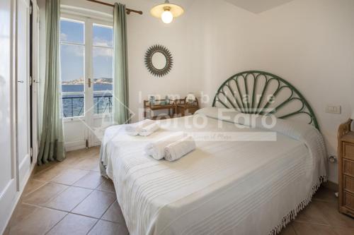 Posteľ alebo postele v izbe v ubytovaní 14 PINETA - Porto Faro una terrazza sul mare