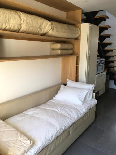 Bett in einem Zimmer mit 2 Etagenbetten in der Unterkunft Erdre Rivière Climatisé in La Chapelle-sur-Erdre